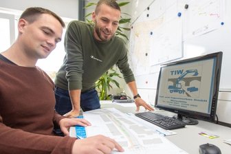 Zwei junge Männer managen jetzt Weischlitzer Baufirma - TIW-Chef Woldemar Buchmüller (rechts) und sein künftiger Co-Geschäftsführer Lucas Ottiger haben am gleichen Tag Geburtstag.