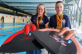 Zwei junge Plauener Flossenschwimmtalente sind neue Hoffnungsträger - Zwei Hoffnungen für den Tauchclub Nemo Plauen sind Lina Küthemann und Charlie James Ngo.