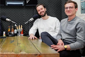 Zwei junge Podcaster geben Geldanlage-Tipps: Keine Angst vorm Aktienkauf - Florian Adomeit (l.) und Noah Leidinger sprechen in ihrem Podcast in lockerer Art über die Entwicklungen an der Börse. Leidinger (Jahrgang 2002) schreibt als freier Journalist Aktienanalysen. Adomeit (Jahrgang 1993) arbeitete vorher als wissenschaftlicher Mitarbeiter, in der Beratung und für andere Finanz-Podcasts.