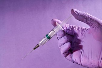 Zwei junge Sachsen über das Post-Vac-Syndrom: "Seit der Corona-Impfung ist nichts mehr wie es war" - Einige Menschen haben nach der Corona-Impfung Folgeschäden.