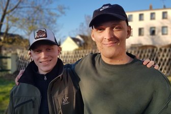 Zwei Jungs aus dem Vogtland und ihr gemeinsamer Kampf gegen den Krebs - Bastian Rill aus Wohlhausen (links) und Colin Preuß aus Oelsnitz schauen optimistisch nach vorn. Beide absolvieren derzeit ihre Chemotherapie in einer Berliner Klinik.