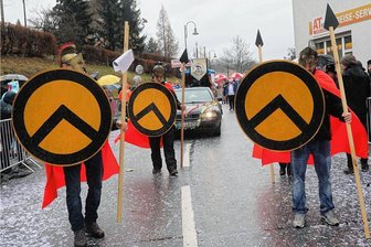 Zwei Kader der rechtsextremen "Identitären Bewegung" gründen in Chemnitz Firma für Immobilienkauf - In Schirgiswalde im Kreis Bautzen machten die Identitären zum Fasching 2020 ihre Inspiration deutlich: Als hollywoodgeprägte letzte Kämpfer fürs Abendland. Jetzt wollen sie in Sachsen Immobilien kaufen.