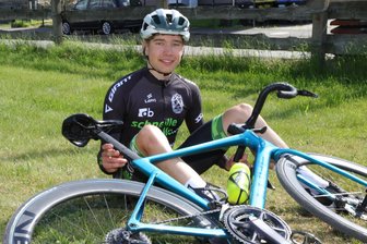 Zwei Kämpferherzen aus dem Erzgebirge – und ihre ganz unterschiedlichen Ambitionen im Sattel - Hannes Degenkolb aus Bernsbach hat seine Feuertaufe in der Radbundesliga in der Heimat erlebt.