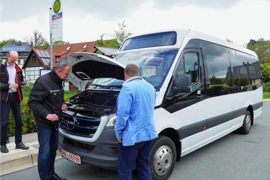 Zwei Kandidaten im Test: Gelenau sucht den E-Ortsbus - Der technische Leiter Sören Wünsche, RVE-Geschäftsführer Roland Richter und Gelenaus Bürgermeister Knut Schreiter (von links) nehmen den Motor des E-Kleinbusses unter die Lupe. 