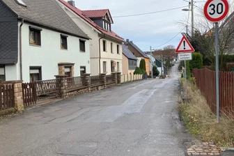 Zwei Kilometer Mülsener Huckelpiste bleiben noch eine Weile - Seit Jahrzehnten wurde auf der Neuschönburger Straße nur geflickschustert.