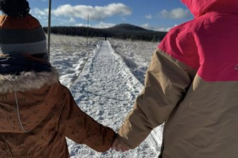 Zwei Kinder aus dem Erzgebirge, die eine lange, gemeinsame Zeit auf der Krebsstation verbindet - Zwei, die Stück eines schweren Weges gemeinsam gegangen sind. Sie werden wohl auf lange Zeit auch Freunde bleiben, weil eine Krebserkrankung sie verbindet.