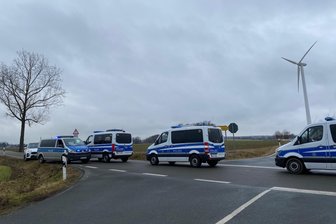 Zwei Kinder und ein Erwachsener im Vogtland tot aufgefunden: Identität ist nun zweifelsfrei geklärt - Die Polizei hat die Zufahrten in den Ortsteil abgesperrt.