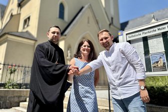 Zwei Kirchen, ein Glaube: Wie Katholiken und Ukrainer sich im Erzgebirge ein Gotteshaus teilen - Priester Andriy Shydelko, Ines Rehpenning vom Kirchenrat und Pfarrer Przemek Kostorz (v. l.) vor der katholischen Kirche in Aue.