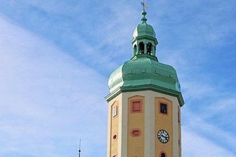 Zwei Kirchen im Erzgebirge laden zum deutsch-tschechischen Jubiläumskonzert ein - Die Kirche in Horní Blatná von außen. Sie war Vorbild für die erste Kirche von Johanngeorgenstadt. Das Konzert beginnt hier am 21. Dezember, 18 Uhr. 