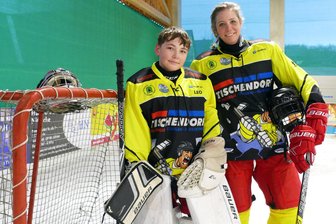 Zwei Kölner Haie verstärken Eishockey-Team im Erzgebirge - Während ihr Sohn Leo das Tor hütet, spielt Nadine Rieke im Angriff der Seiffener Icecrackers.