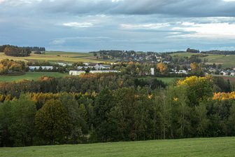 Zwei Kommunen im Erzgebirge investieren gemeinsam in Gewerbegebiet - Das Gewerbegebiet Thalheim/Meinersdorf (auf der linken Bildseite) von Gornsdorf aus fotografiert.