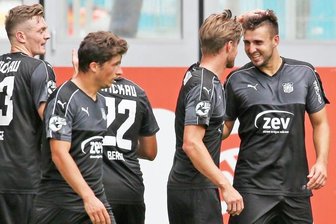 Zwei Kopfballtore reichen nur für Remis - Davy Frick (rechts) wird nach dem historischen ersten FSV-Treffer in der 3. Liga von seinen Mitspielern gefeiert.