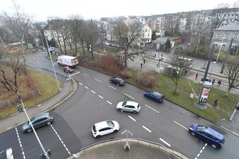 Zwei Kreisverkehre sollen Staus am Gablenzplatz verhindern - Eine der Ampeln leuchtet meistens rot und verlangt Autofahrern Geduld ab, wenn sie den Gablenzplatz mit den Einmündungen der Yorckstraße (links unten) und der Geibelstraße (links hinten) passieren. Das wollen Stadträte und Tiefbauamt bis Ende 2017 ändern.