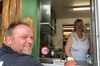 Zwei Kult-Imbisse im Wald: Warum „Borkenkäfer“ und „Glück auf“ im Erzgebirge so beliebt sind - Ronny Rudolph aus Müdisdorf am Imbiss „Borkenkäfer“ an der B 101, hier mit Roswita Uhlig.