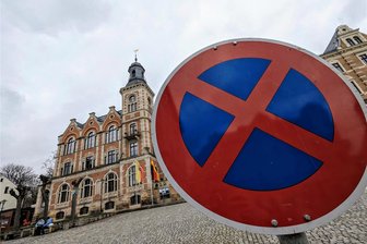 Zwei Kundgebungen in Stollberg geplant: Opferverband kritisiert Genehmigung einer Demo - Am Stollberger Markt dürfte es mit Rallye und Kundgebung am Wochenende turbulent zugehen. Die Beschilderung steht.