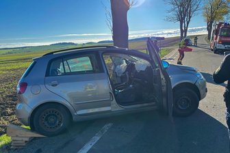 Zwei Landkreise, zwei Leitstellen: Warum Rettungseinsätze an der Kreisgrenze Zeit kosten - Am Dienstagmorgen war eine Autofahrerin in Reichenau gegen einen Baum geprallt.