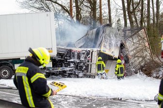 Zwei Lasterfahrer sterben bei Kollision bei Plauen - A72 Richtung Zwickau gesperrt -
