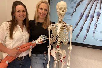 Zwei Lehrerinnen unterrichten an ihrer einstigen Ausbildungsstätte im Vogtland - Michaela Mateoschat und Tina Reidel waren einst Azubis an der Medfachschule. Heute bilden sie dort selbst Azubis aus.