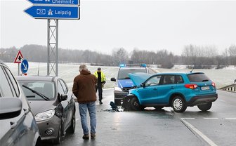 Zwei Leichtverletzte bei Unfall mit hohem Sachschaden -