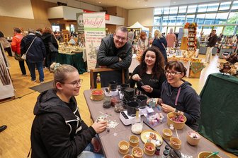 „Zwei linke Hände und nur Daumen“ – und trotzdem Stammgast bei Glauchaus Kreativmarkt - Familie Hagelstein beim Kerzengießen mit Expertin Jasmin Rössel (2. v. r.).