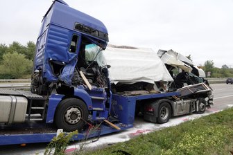 Zwei Lkw-Fahrer bei Unfall auf A4 bei Chemnitz-Glösa schwer verletzt - 