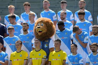 Zwei Löwen für den CFC: Wenn der Sportchef heißt, wie das neue Maskottchen aussieht - Beim offiziellen Shooting des neuen Mannschaftsfotos war das neue Maskottchen schon mittendrin.