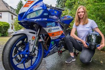 Zwei Mädels wollen es den Jungs auf der Rennstrecke zeigen - Linn Vogel (links) und Sarah Göpfert aus Neukirchen haben mit ihren Rennmotorrädern noch viel vor.