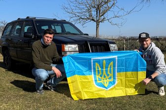 Zwei Männer, ein Plan und viele Unterstützer: Warum Pfarrer Justus Geilhufe aus Großschirma seinen Jeep in die Ukraine schickt - Pfarrer Justus Geilhufe (l.) aus Großschirma und sein Freund Lars Leupolt mit Geilhufes Jeep, der in die Ukraine geht.