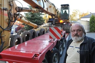 Zwei Männer meistern ihre Brand-Mission - Disponent Klaus Pönitz schaffte den Bagger von Gerald Bochmann von Neuoelsnitz nach Niederschmiedeberg und zurück nach Lugau.