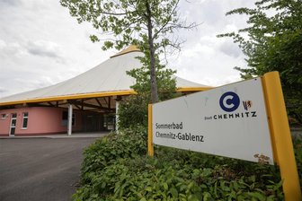 Zwei Männer von Gruppe attackiert: Polizeieinsatz im Gablenzer Bad - Bei einer Auseinandersetzung im Freibad Gablenz wurden zwei Männer verletzt.