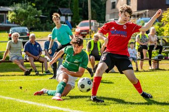 Zwei Meisterschaftsfavoriten fahren Paternoster: Langenauer Fußballer nach oben, Lichtenberger nach unten - Namensvettern im Duell: SVL-Stürmer Joey Hegewald (l.) gegen Jonas Hegewald von Fortuna Langenau.
