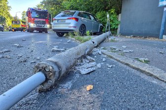 Zwei Menschen bei Unfall in Freiberg verletzt - Der Laternenmast kippte durch den Aufprall um.