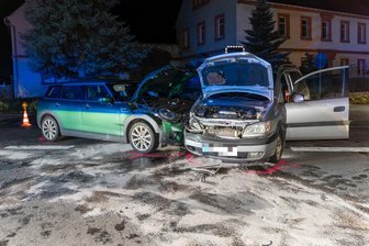Zwei Menschen bei Unfall in Mutzscheroda verletzt - Auf der Kreuzung der S242 und der B175 sind die beiden Autos zusammengestoßen.