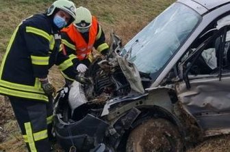 Zwei Menschen bei Unfall verletzt - Die Feuerwehrleute haben den Unfallwagen an der S 36 gesichert.
