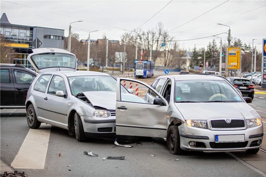 Zwei Menschen bei Verkehrsunfall in Plauen verletzt - Die beiden Autos mussten nach dem Unfall abgeschleppt werden.
