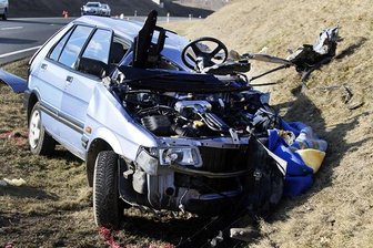Bei einem Unfall auf der B 101 in Siebenlehn ist am Samstag eine 79-Jährige ums Leben gekommen. 