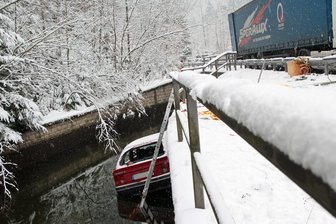 Zwei Menschen sterben bei Unfall in Nennigmühle - Das Auto der Marke Renault landete nach dem Zusammenstoß mit dem Lkw im Mühlgraben. Die Ermittlungen der Polizei laufen.