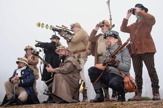 Zwei Meter lange Riesenkrake aus Schlemmteich verschwunden - Die Steampunk-Gesellschaft auf ihrer spaßigen Pirsch. Zum zweiten Mal fand das Ereignis im Vogtland statt. 