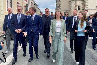 Zwei Ministerpräsidenten auf Unesco-Tour im Erzgebirge: Erstes Welterbezentrum soll 2026 öffnen - Auf Unesco-Tour in Marienberg: Tschechiens Premierminister Petr Fiala (2.v.l.) mit Sachsens Ministerpräsidenten Michael Kretschmer (3.v.l.) und den Stadtführerinnen Natalie Köhler (l.) und Johanne Hofmann.