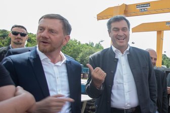 Zwei Ministerpräsidenten diskutieren in Plauen die B-Frage: Muss Michael Kretschmers Bart ab? - Die Regierungschefs von Bayern und Sachsen, Markus Söder (Mitte) und Michael Kretschmer (vorn links), haben am Donnerstag die Firma Plauen Stahl besucht. Söder stichelte dort, Kretschmer sollte auf seinen Bart besser verzichten.