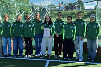 Zwei mittelsächsische Schülermannschaften beim Bundesfinale in Berlin: Neben Sport gibt es auch einen Stadtrundgang - Die Hockey-Mädchen des Freiberger Geschwister-Scholl-Gymnasiums kamen beim Bundesfinale auf Platz 12.
