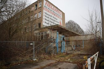Zwei Möbelhäuser auf dem Gelände des Zwickauer Eisenwerkes: „Der Fehler mit Decathlon darf sich nicht wiederholen“ - Verfallene Gebäude, verwildertes Gelände und ein verschlossener Eingang. So zeigt sich derzeit das ehemalige Eisenwerk. Ein Investor will das Areal in ein Einkaufsgebiet umwandeln.