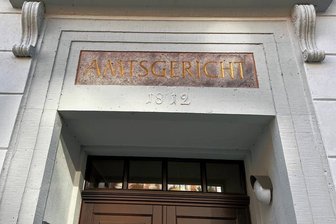 Zwei Monate Haft - ohne Bewährung: Erzgebirger soll Polizisten mit "Idiot", "Assi" und antisemitisch beschimpft haben - Am Amtsgericht Stollberg wurde der Fall dreier Männer wegen Körperverletzung und Beamtenbeleidigung verhandelt.