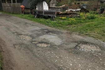 Zwei Monate nach Ortstermin: Taltitzer Probleme teils abgearbeitet - Kaputte Straßenabschnitte, wie hier am Oberen Winkel, sprachen die Taltitzer beim Rundgang Anfang Mai an.