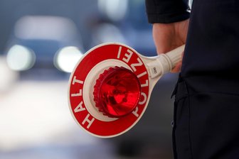 Zwei Mopedfahrer fliehen in Wüstenbrand vor der Polizei - Mopedfahrer haben bei einer Verkehrskontrolle das Stoppzeichen ignoriert.