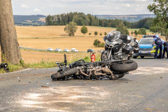 Zwei Motorradfahrer bei schwerem Unfall im Erzgebirge verletzt - Infolge des Unfalls krachte eine Suzuki gegen einen Straßenbaum.