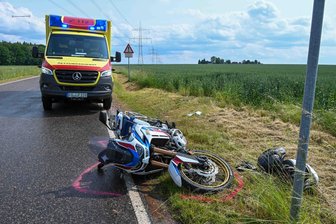 Zwei Motorradfahrer in Kriebstein gestürzt und verletzt - Zwei Motorradfahrer wurden bei einem Unfall in Kriebstein schwer verletzt.