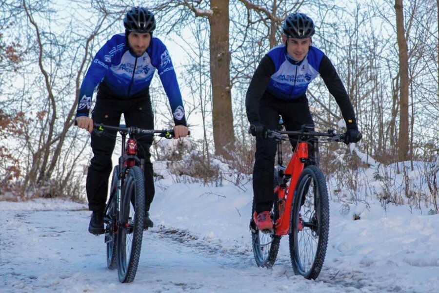 Zwei mountainbikeverrückte Mittelsachsen: Aus dem Schnee in die Sonne Afrikas - Eric Rudolph (links) und Sven Püschel beim Training im Schnee. Ab Sonntag geht es in Südafrika über staubige Pisten. 