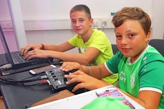 Zwei Nachwuchs-DJs an den Reglern - Die Nachwuchs-DJs Leandro Lameli (l.) und Kurt Meusel sorgten bei der erstmals veranstalteten Teenie-Disco für die Musik.