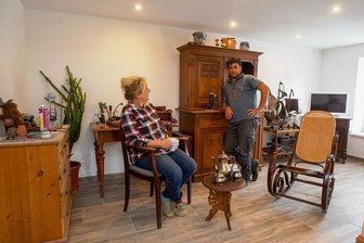 Zwei Nationen unter einem Dach - Sorkan Abdelrahman liebt Möbel, die schon ein paar Jahrzehnte auf dem Buckel haben. Seine Einrichtung ist ein Mix aus Antiquitäten und DDR-Charme. Das gefällt Eva-Maria König, die demnächst mit Ehemann Jochen auch einziehen wird.